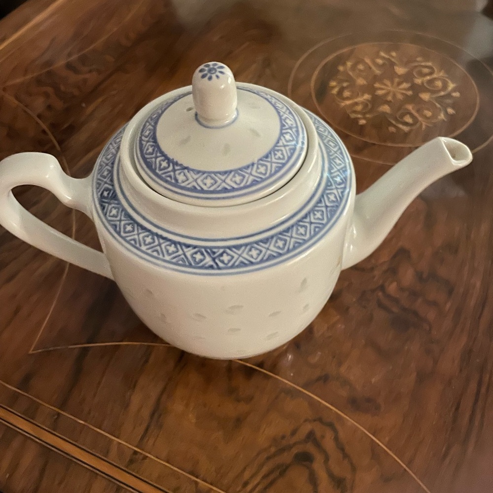 Jingdezhen Teapot with Rice Grain Pattern - Picture 2 of 9
